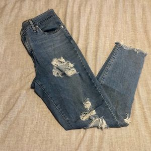 Like new! Levi’s 721 high rise skinny, distressed. Size 29